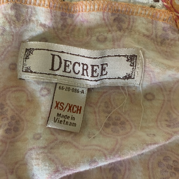 Decree| Red/Orange Paisley Pattern Top - Picture 5 of 7